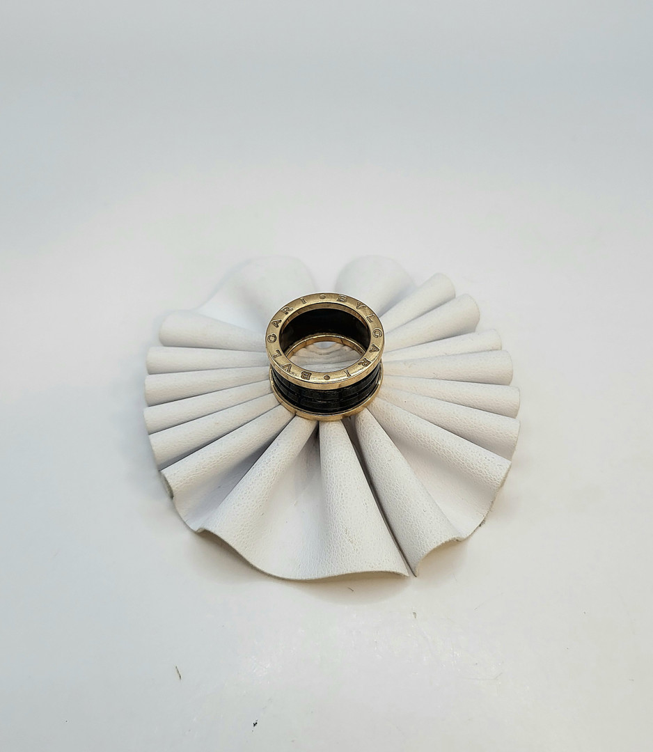 Anello a firma Bulgari oro e ceramica