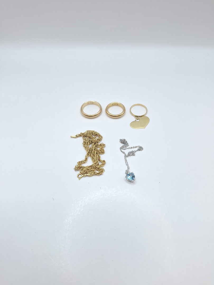Vari oggetti in oro pietre