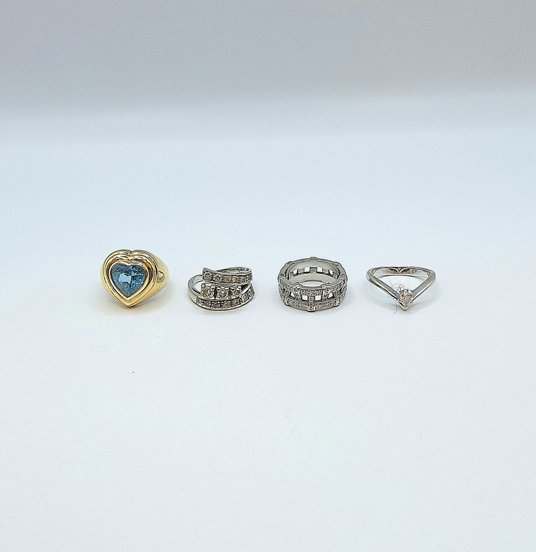 Quattro anelli oro pietre diamanti