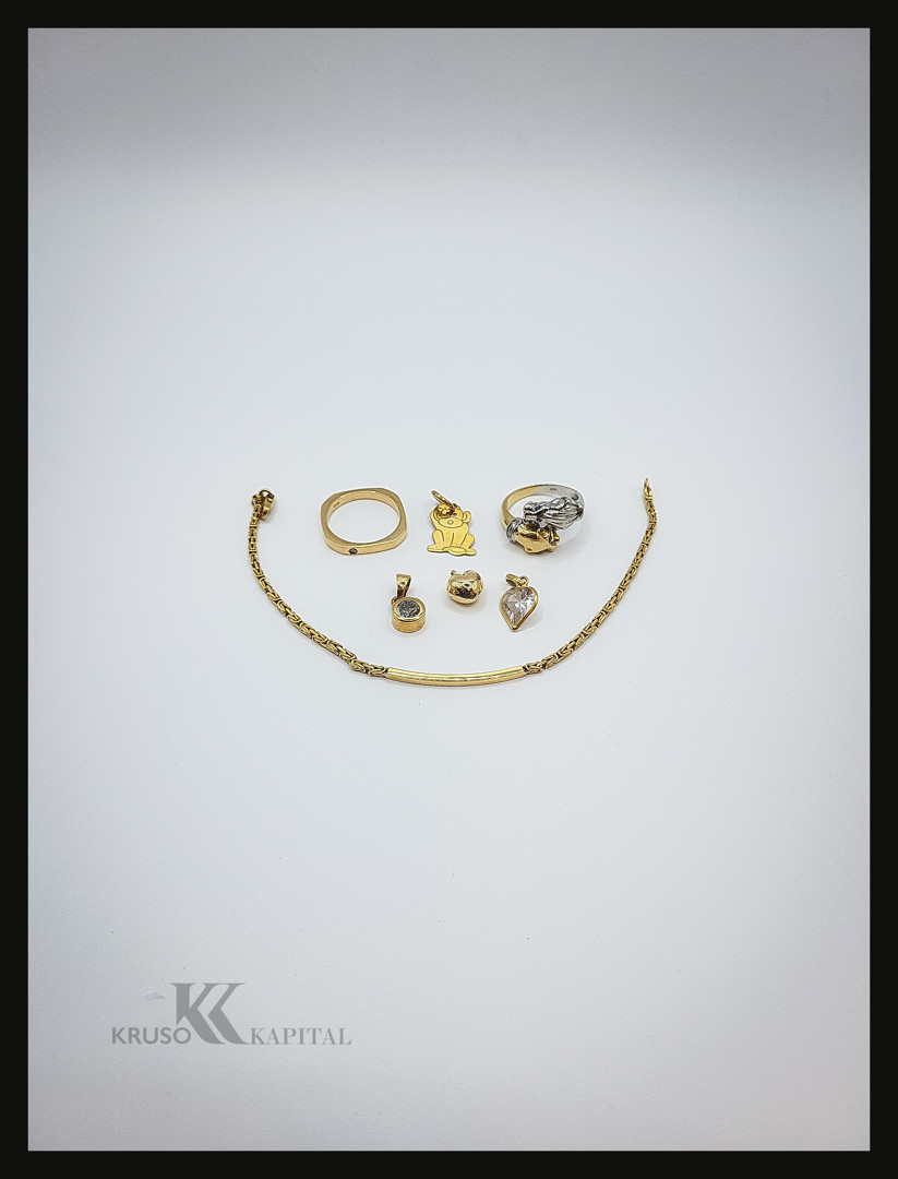 Vari oggetti in oro pietre diamante