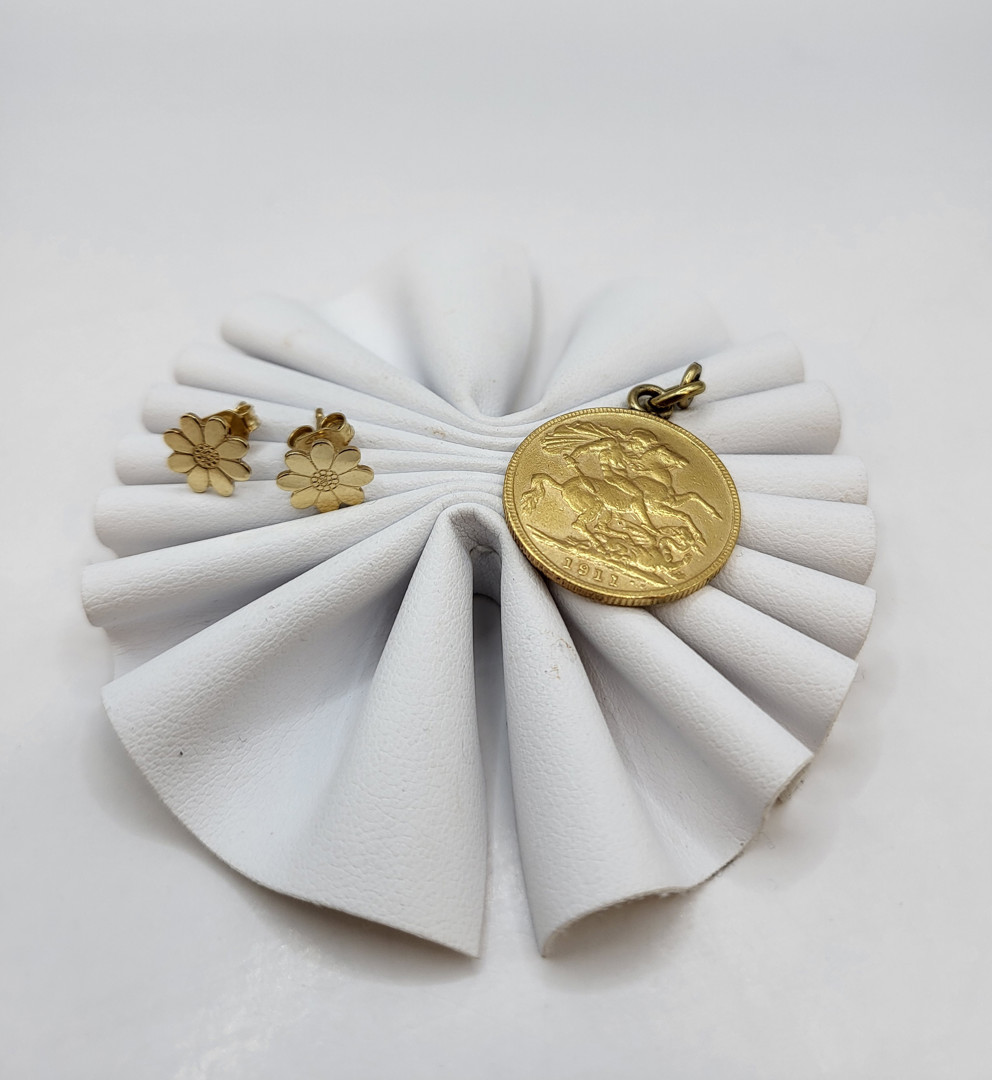 Paio orecchini e ciondolo con moneta 