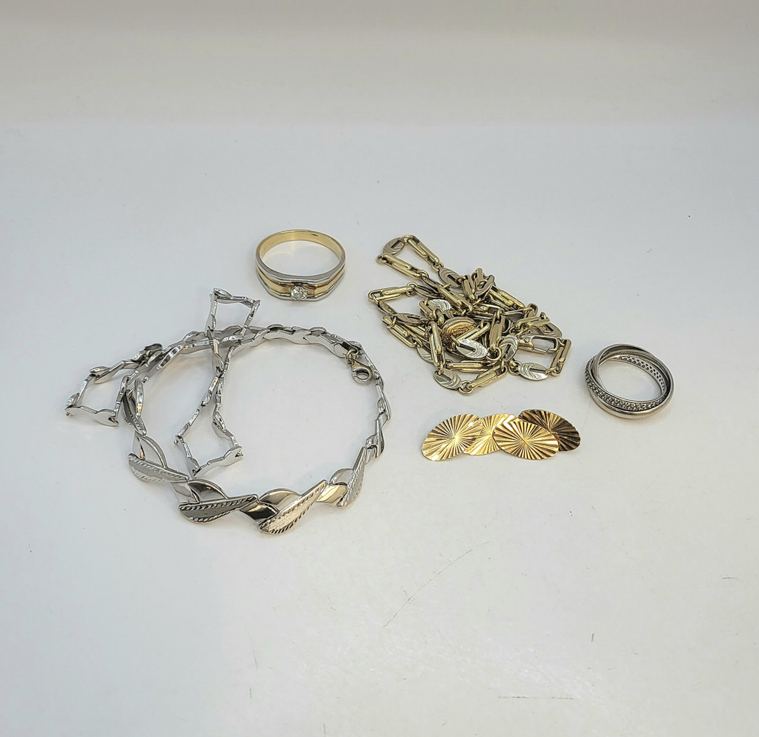 Vari oggetti oro pietre diamantino