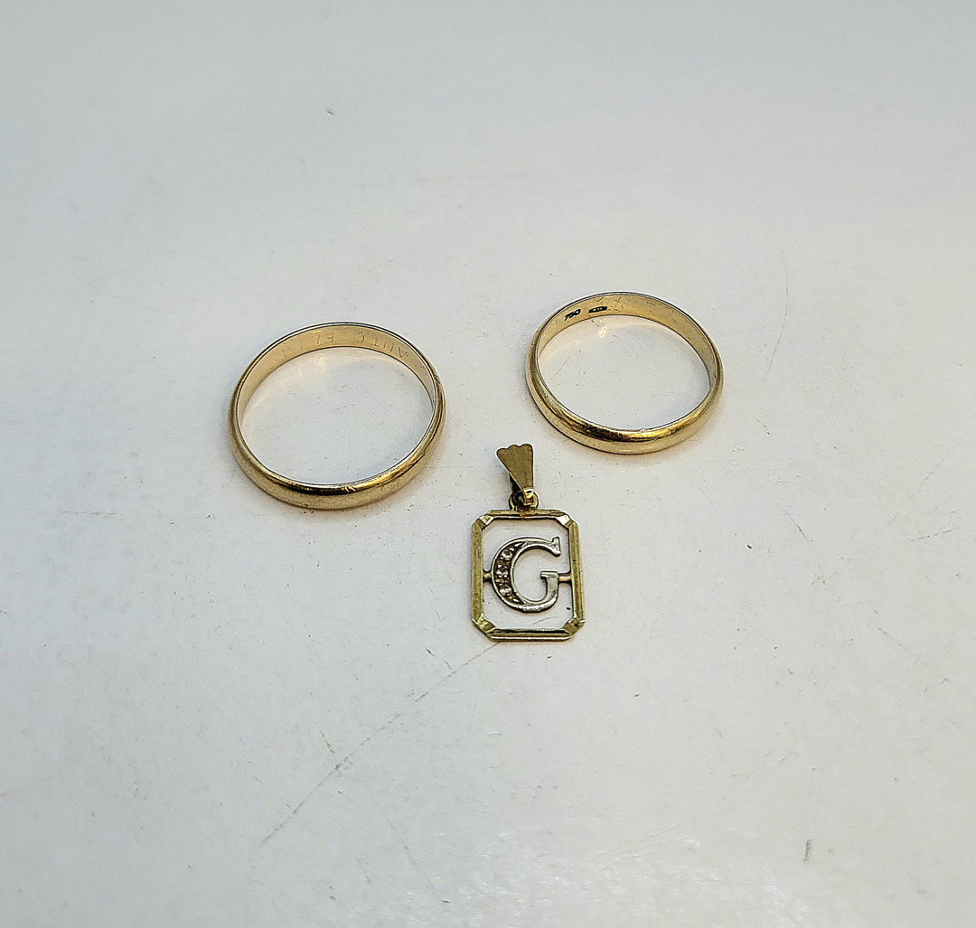 Due anelli e ciondolo oro pietre