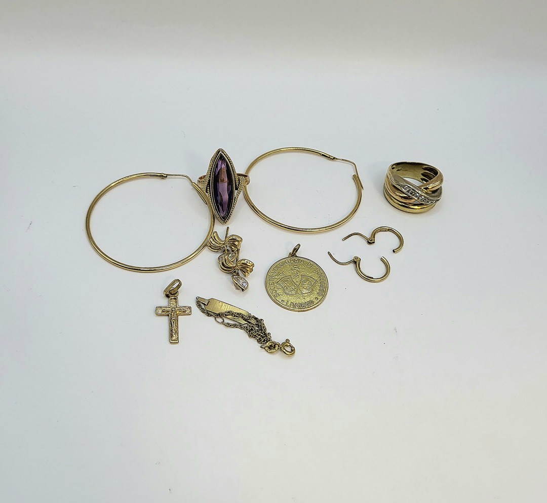 Vari oggetti in oro diamantini pietre 