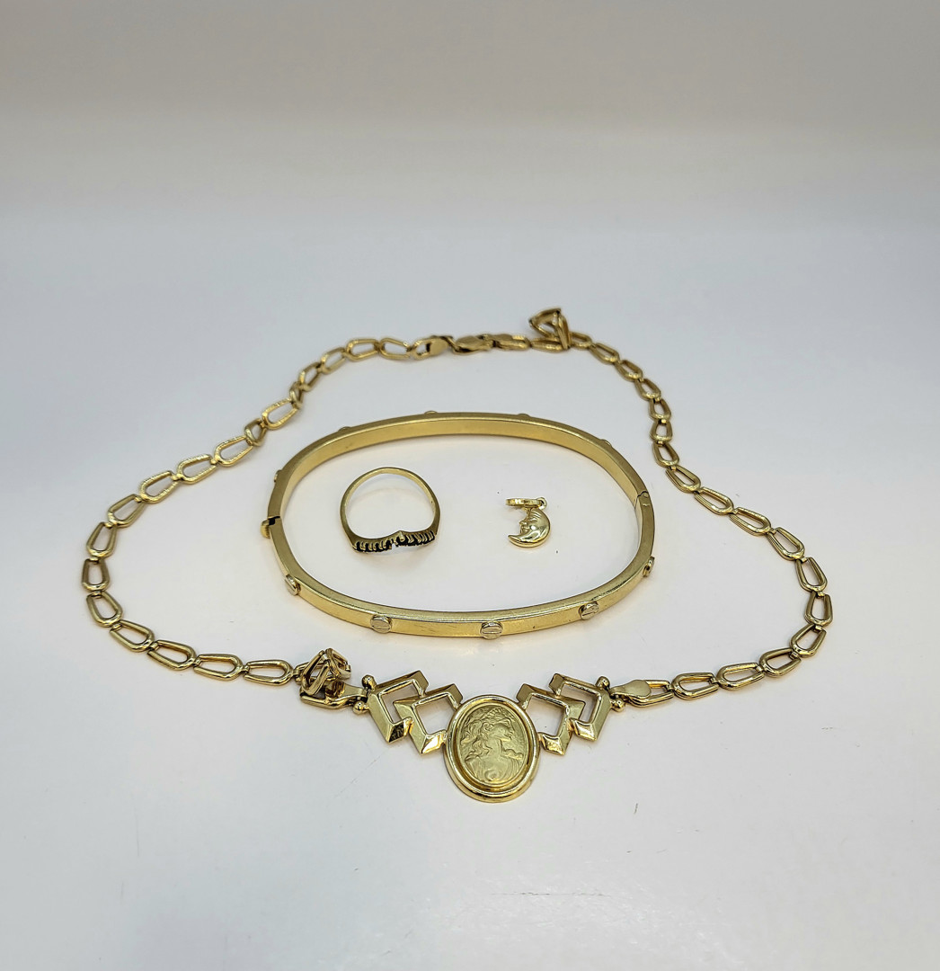 Vari oggetti oro pietre