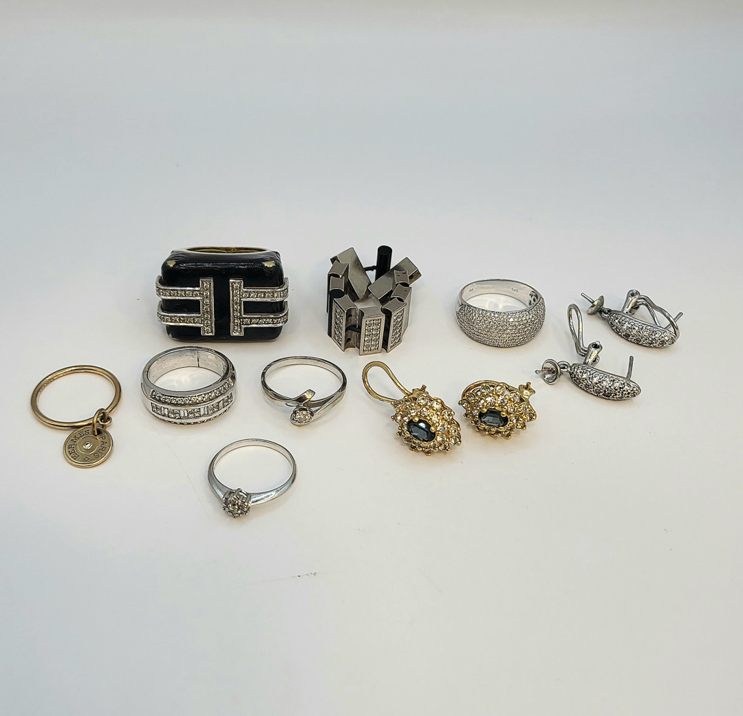 Vari oggetti oro diamanti pietre smalto