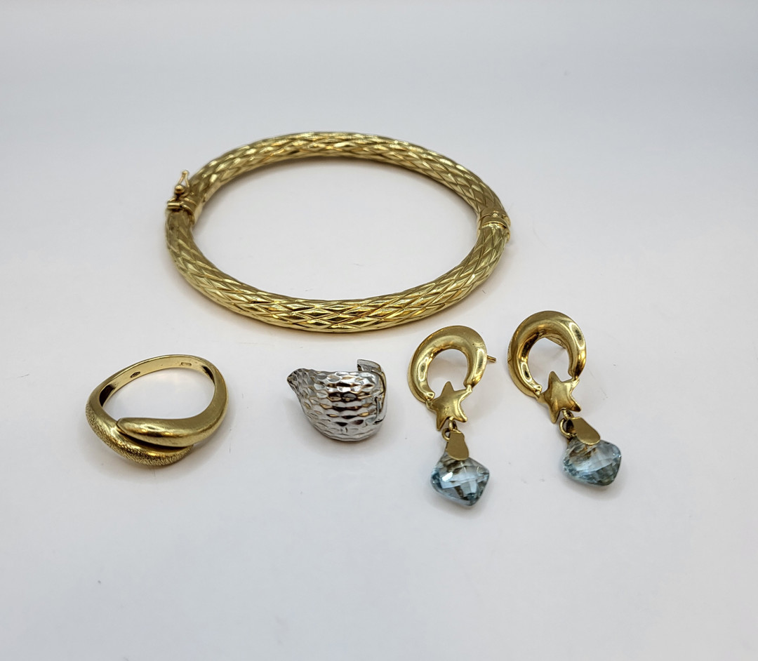 Vari oggetti oro pietre