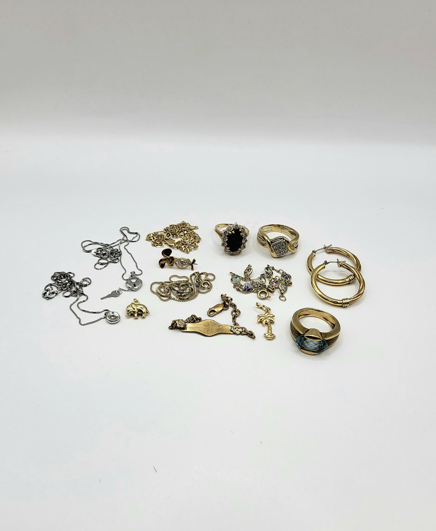 Vari oggetti oro pietre