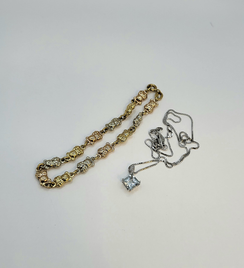 Vari oggetti oro pietra