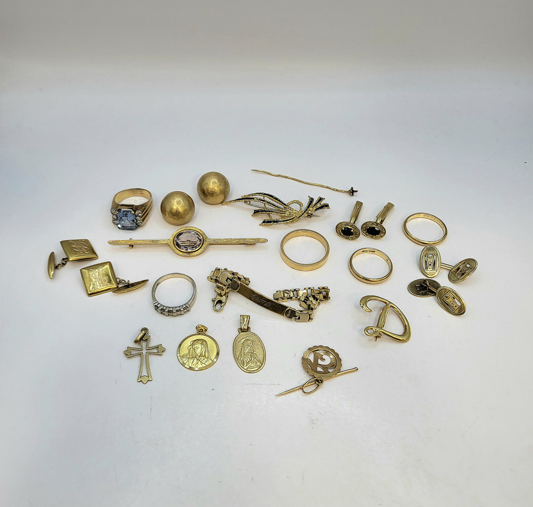 Vari oggetti oro diamanti pietre