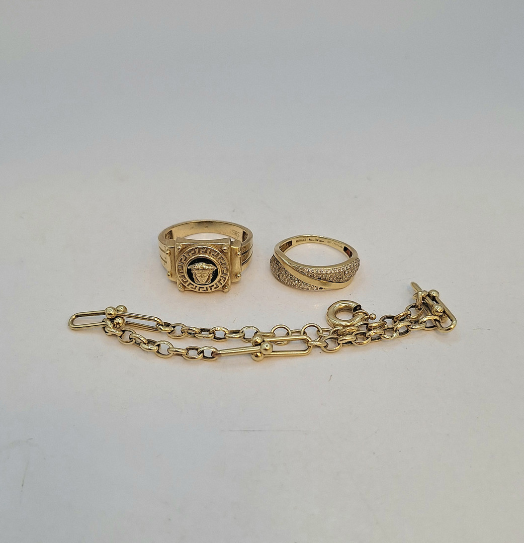 Due anelli e bracciale oro 