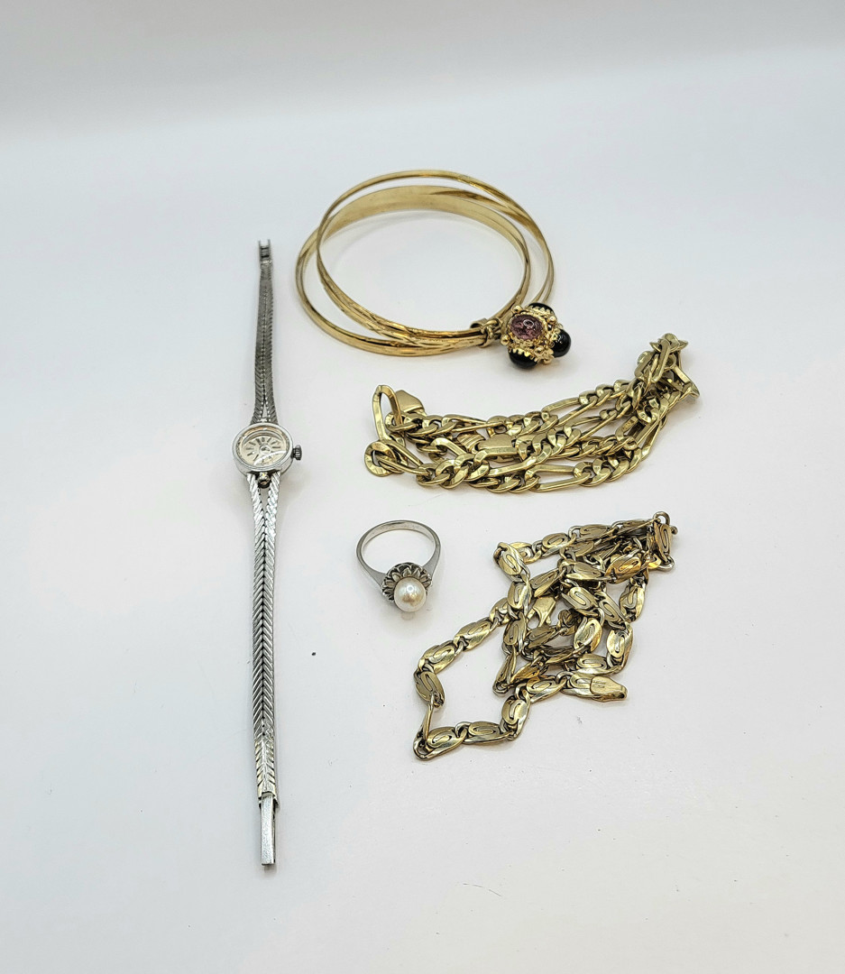 Vari oggetti oro pietre perla diamantini