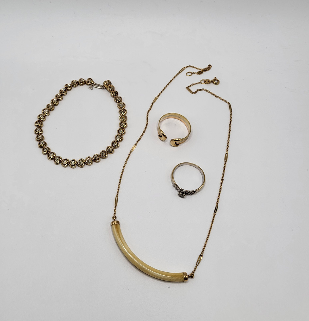Due anelli collana e bracciale in oro pietre diamantini 