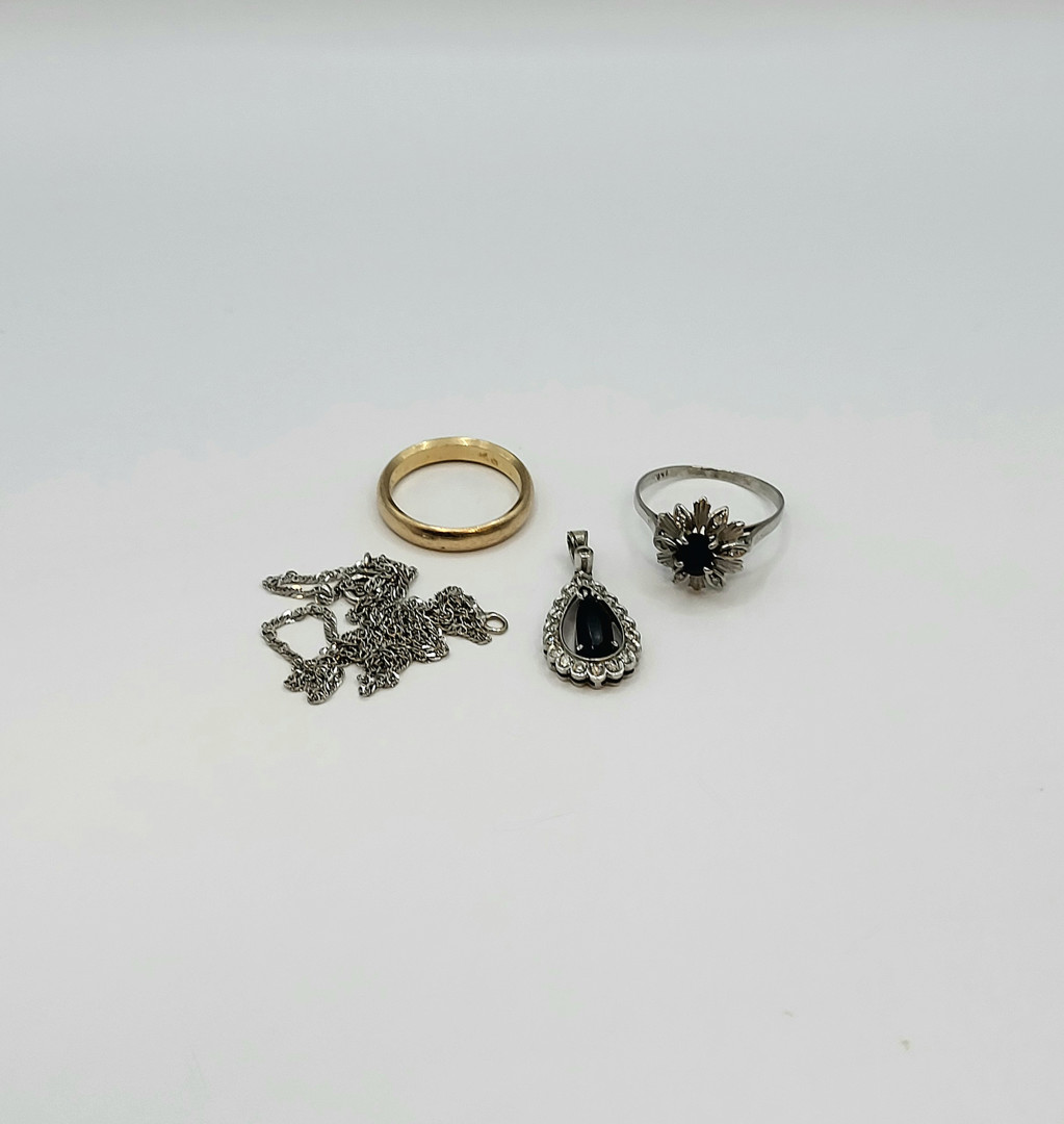 Vari oggetti oro diamanti pietre