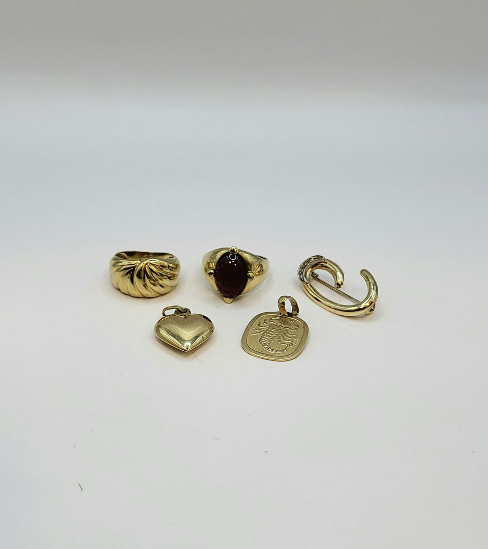 Vari oggetti oro pietre