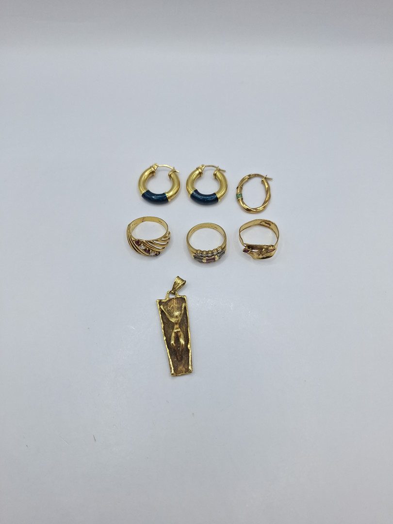 Vari oggetti oro smalto pietre