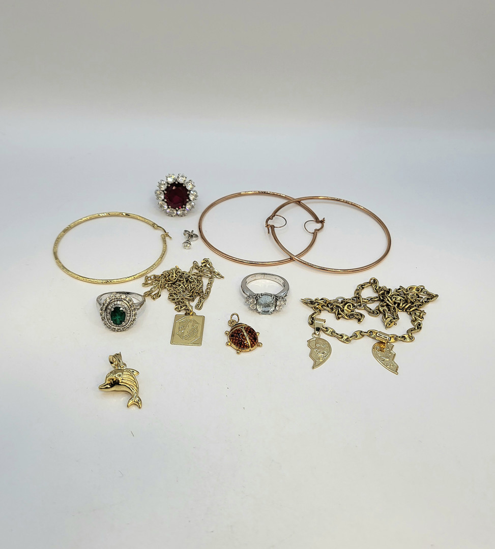 Vari oggetti oro pietre