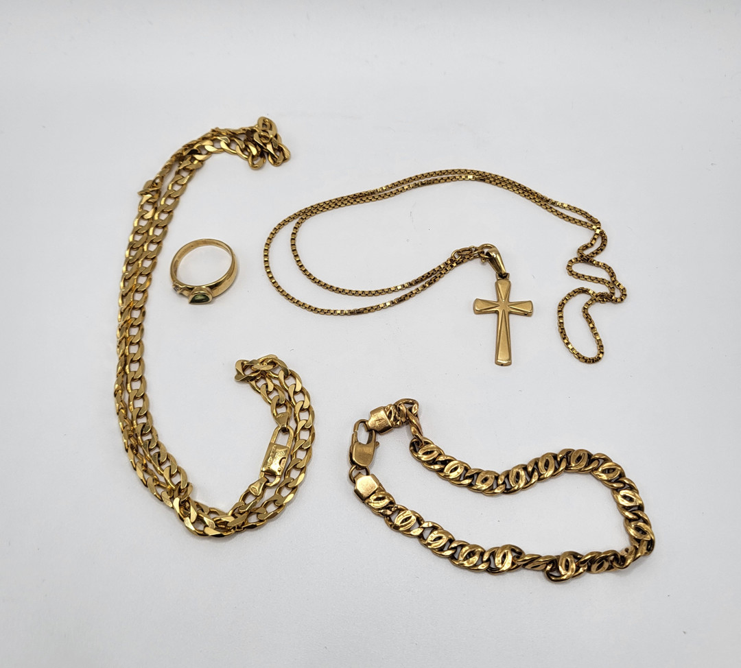 Vari oggetti in oro pietra 
