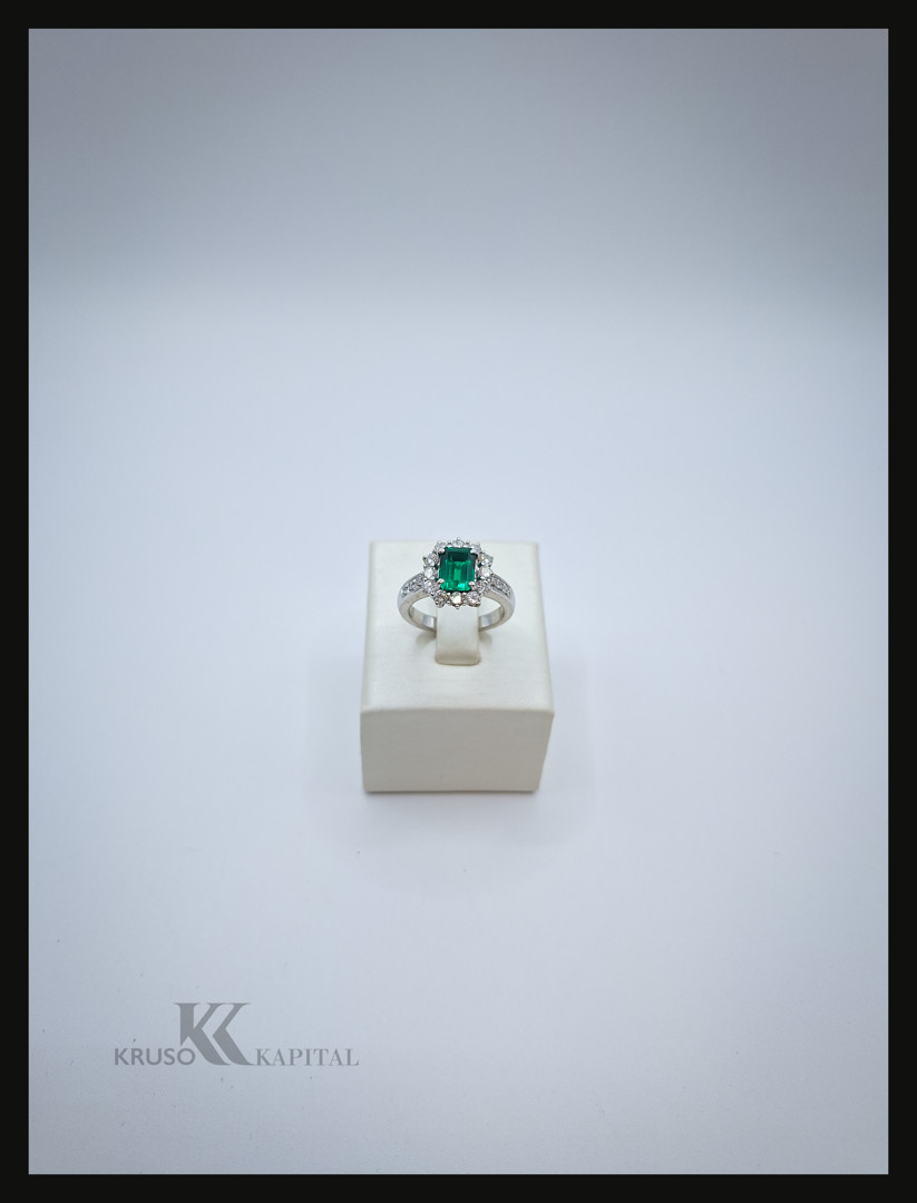 Anello oro con pietra e diamanti