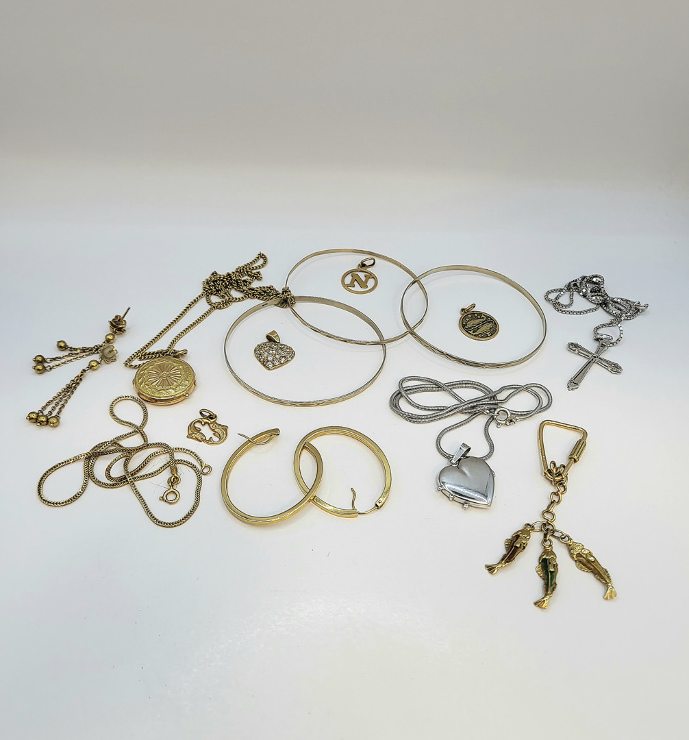 Vari oggetti in oro pietre 