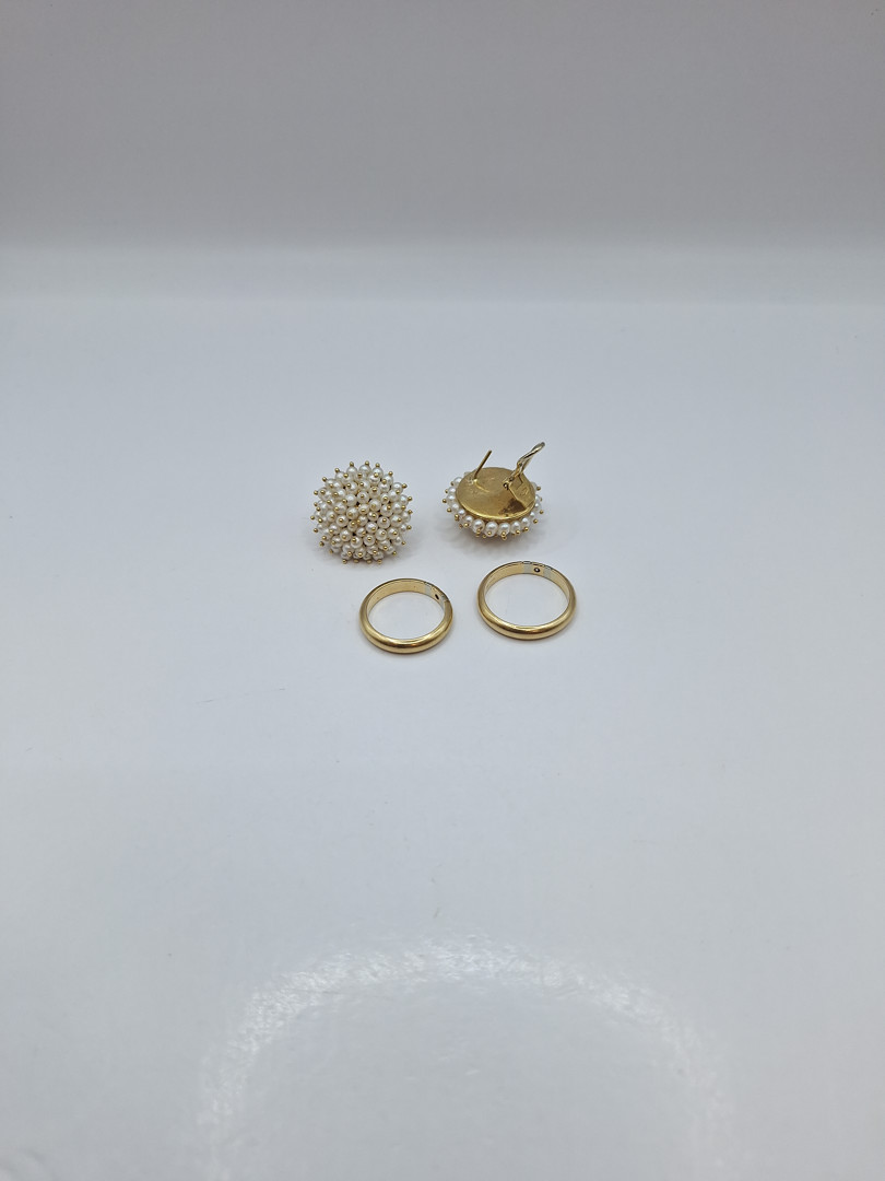 Un paio di orecchini e un paio di anelli oro diamantini perline