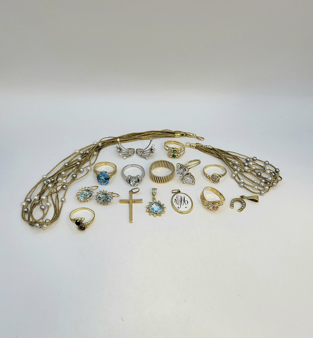 Vari oggetti oro perle pietre diamantini