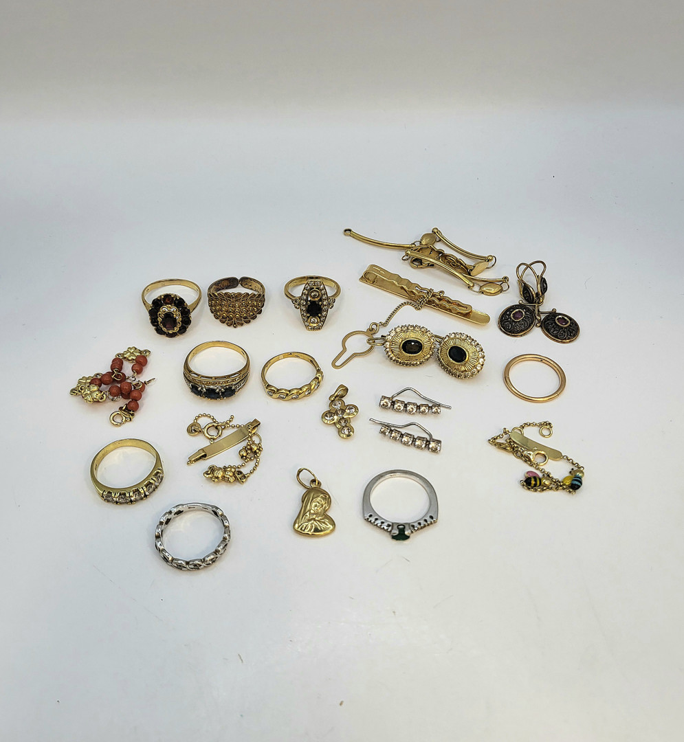 Vari oggetti in oro argento diamanti pietre