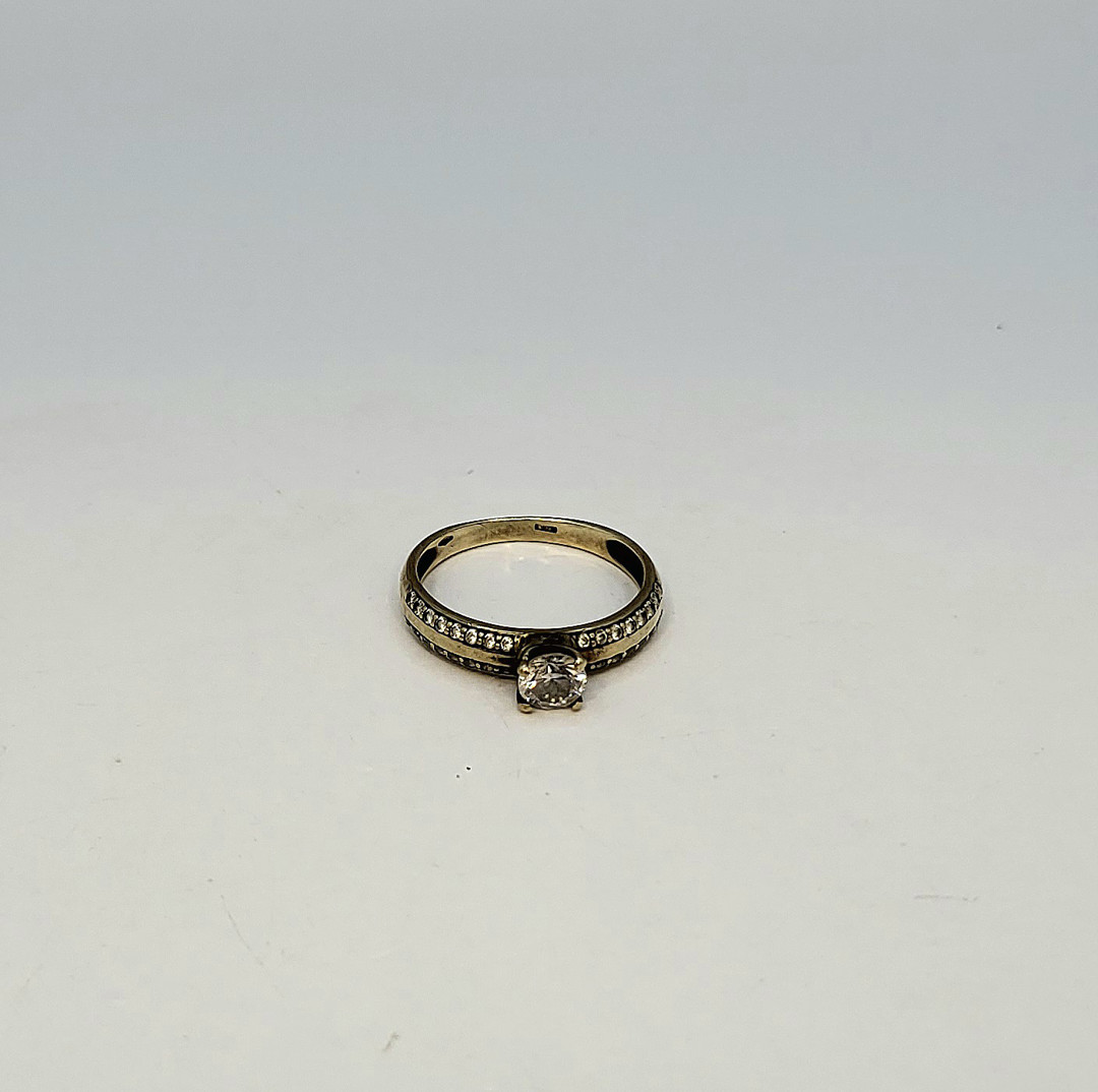 Anello oro pietre