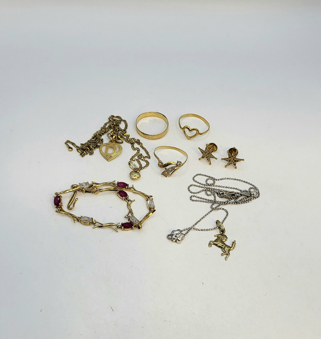 Vari oggetti oro pietre