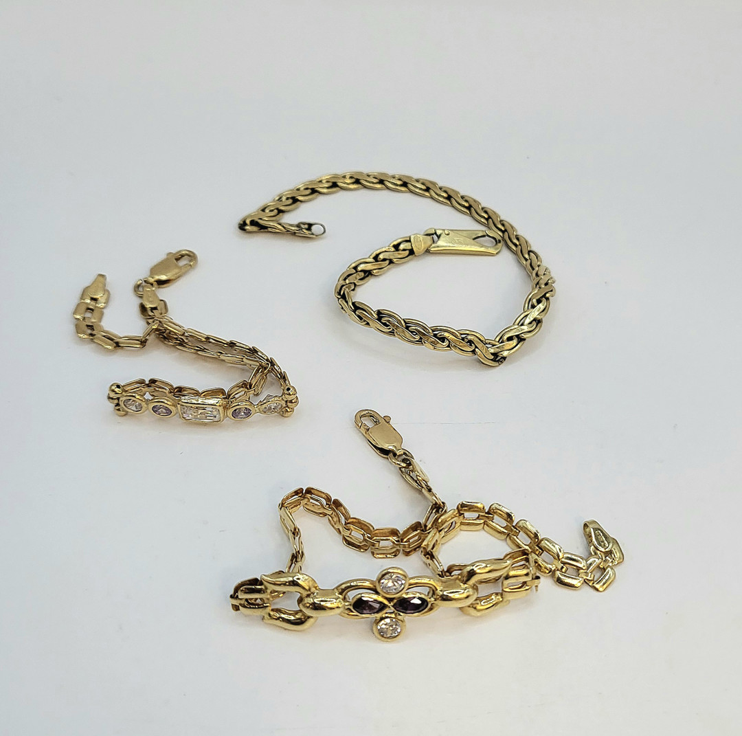 Tre bracciali oro pietre