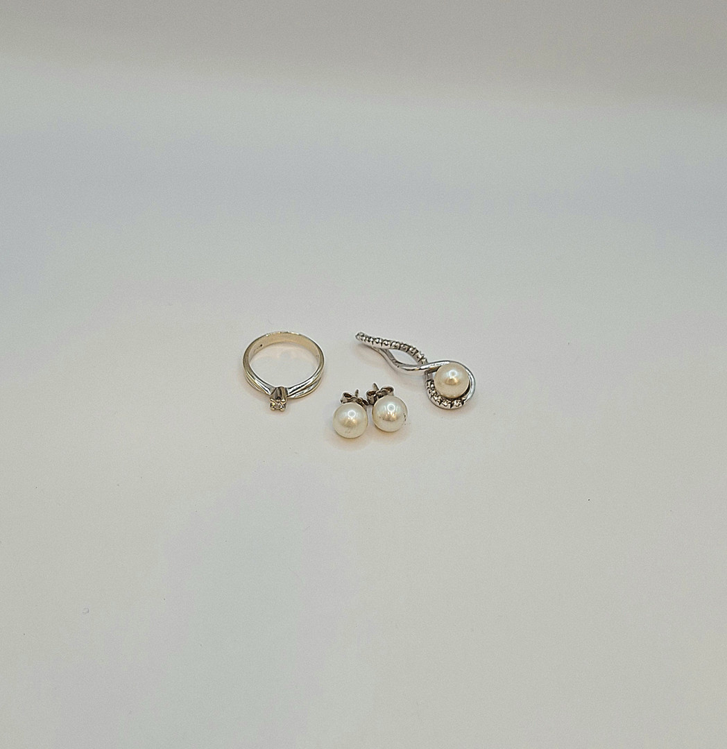 Vari oggetti in oro perle pietre diamantino