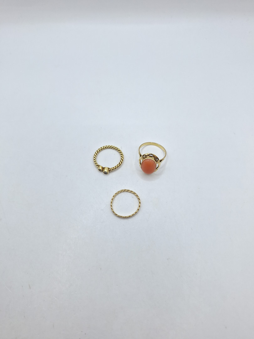Tre anelli oro corallo diamanti