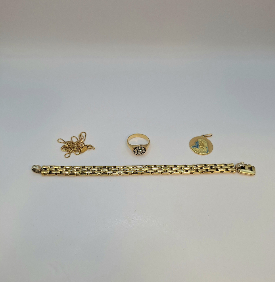 Vari oggetti oro diamantini smalti 