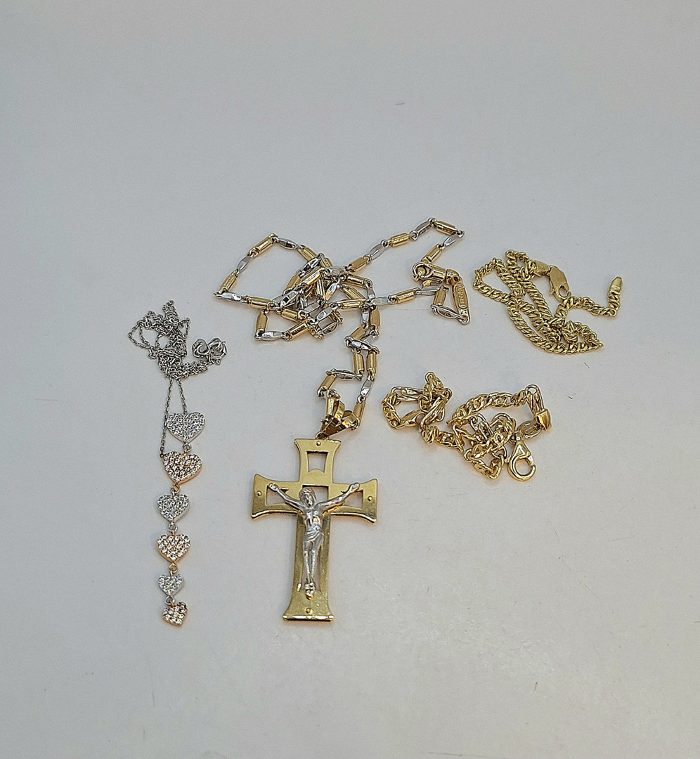 Due bracciali due collane e croce in oro pietre 