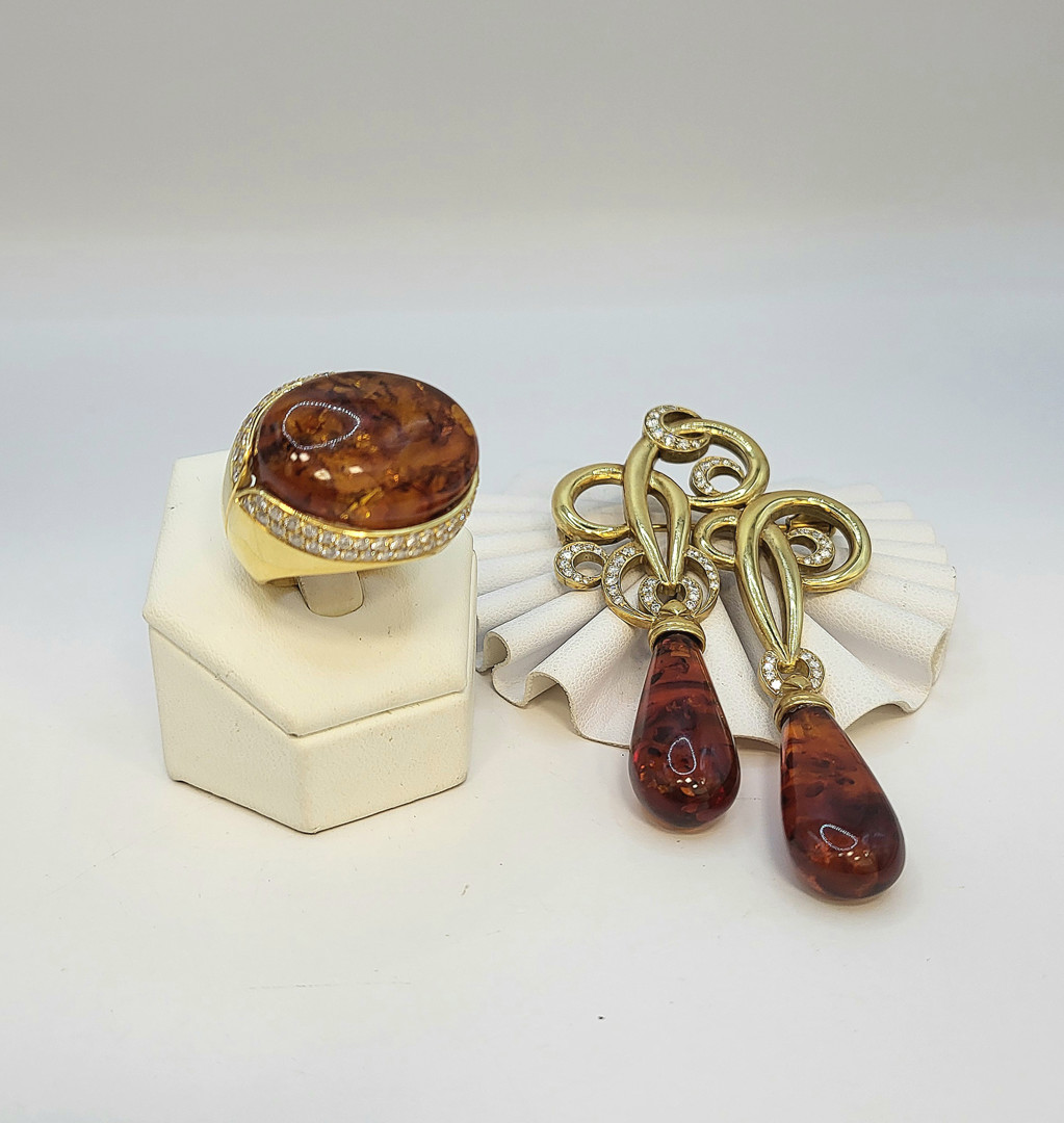 Anello e spilla oro pietre diamanti 