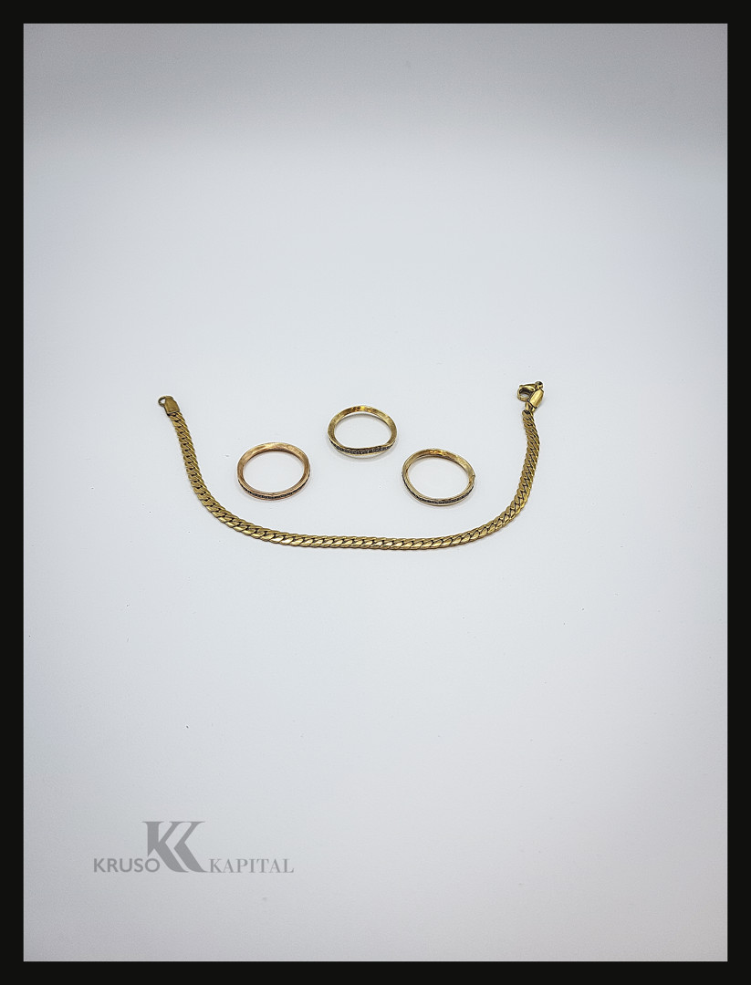 Tre anelli oro con pietre e bracciale metallo
