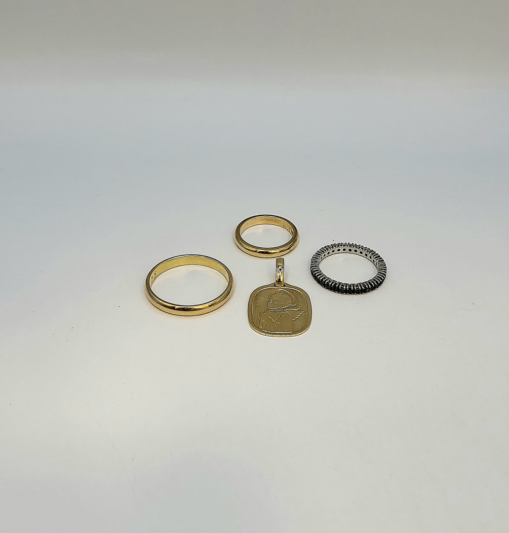 Tre anelli e ciondolo oro pietre