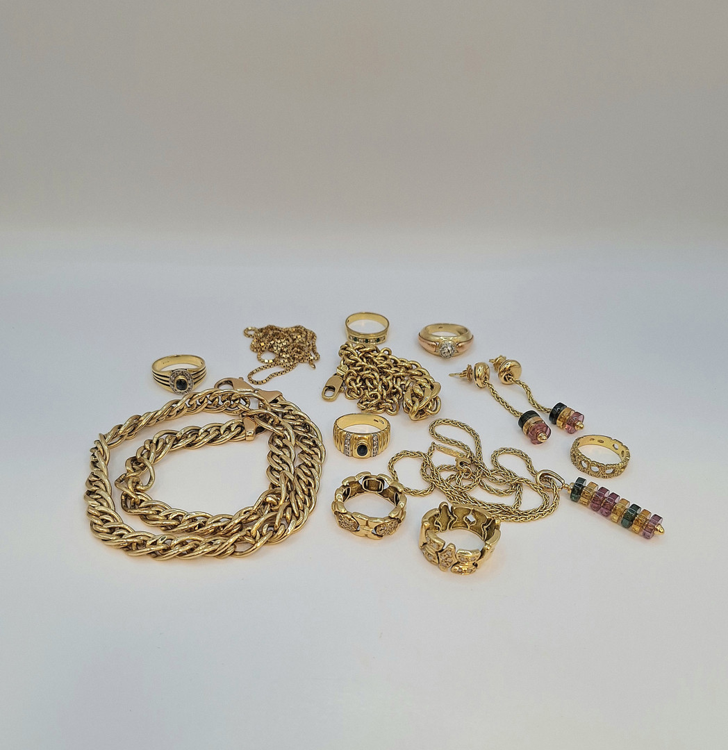 Vari oggetti oro pietre diamantini