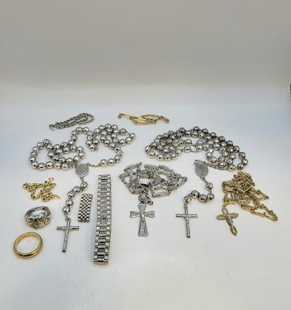 Vari oggetti in oro pietre 