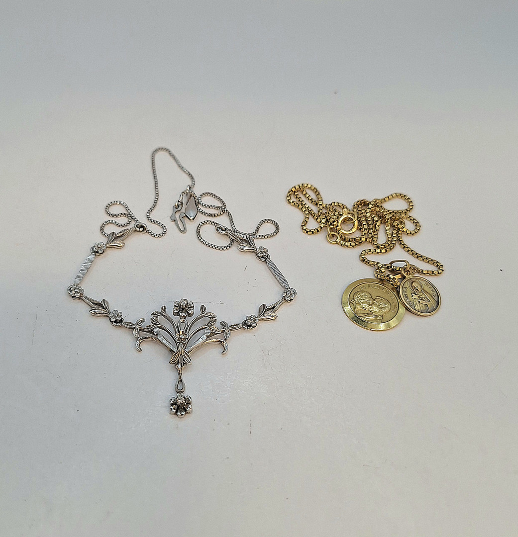 Due collane e due ciondoli oro