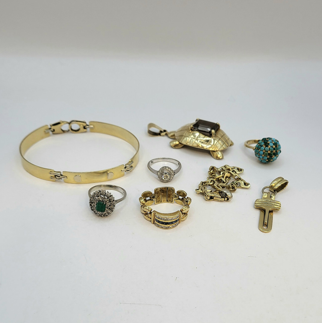 Vari oggetti oro pietre diamanti