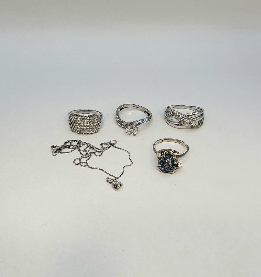 Vari oggetti oro pietre diamantino