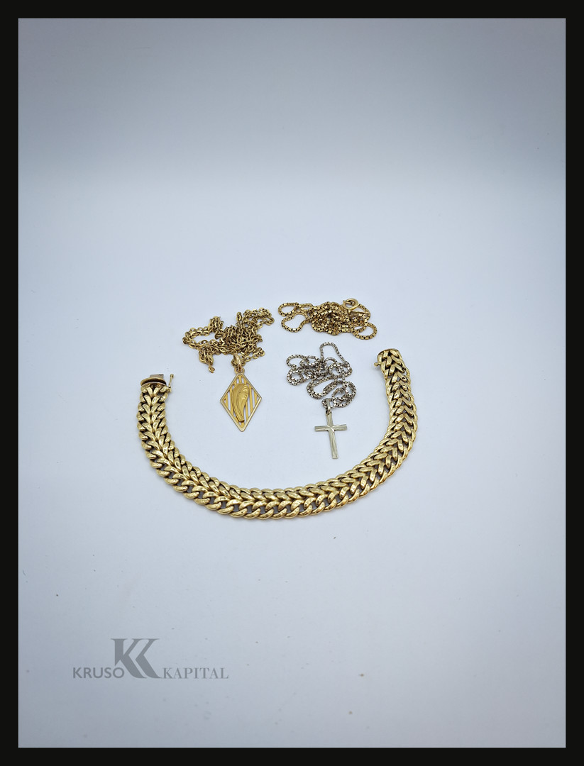 Bracciale tre collane e due ciondoli oro