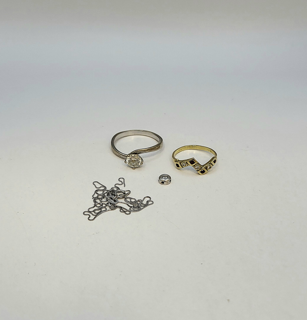 Vari oggetti oro pietre diamantino 