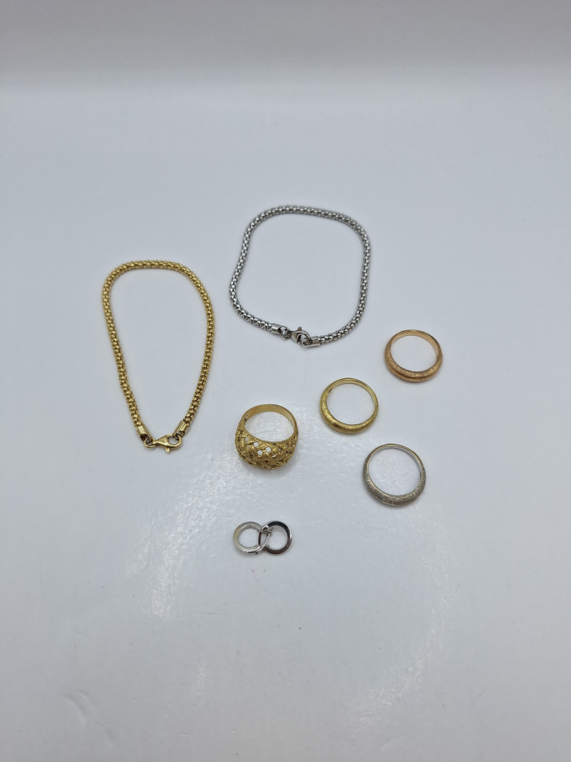 Vari oggetti in oro