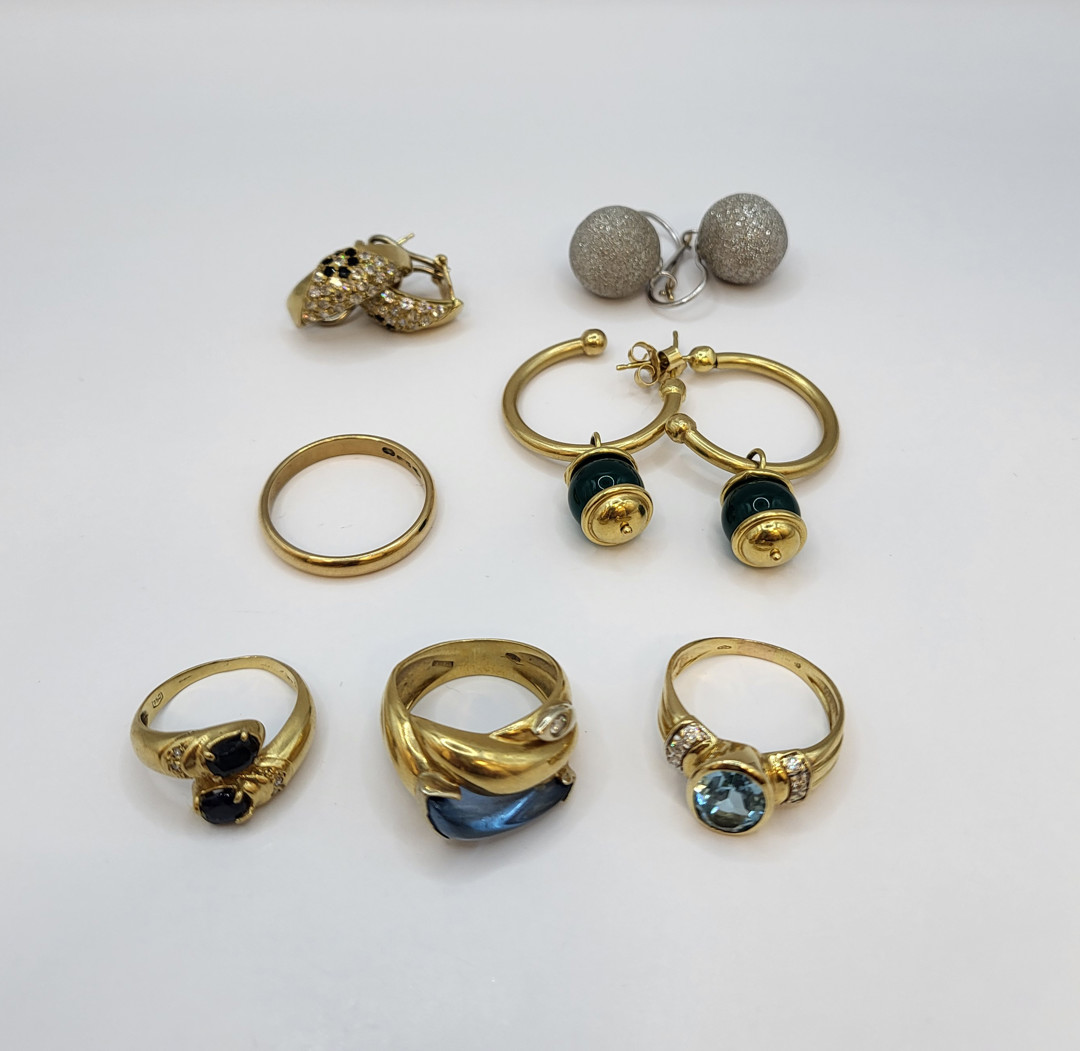 Vari oggetti oro pietre