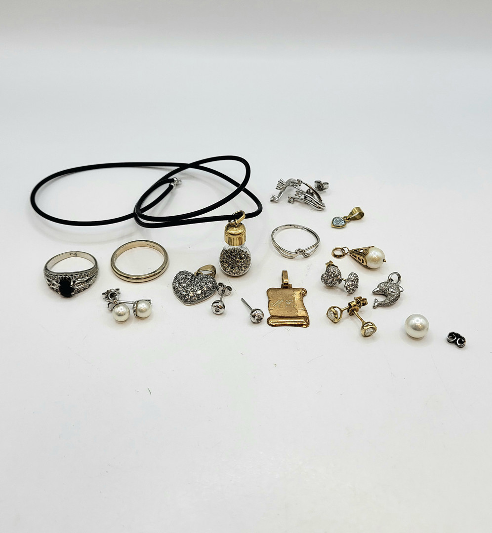 Vari oggetti oro pietre diamantini perle 