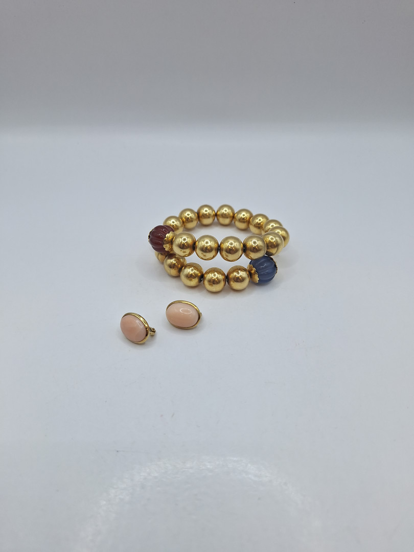 Bracciale e un paio di orecchini oro pietre corallo 