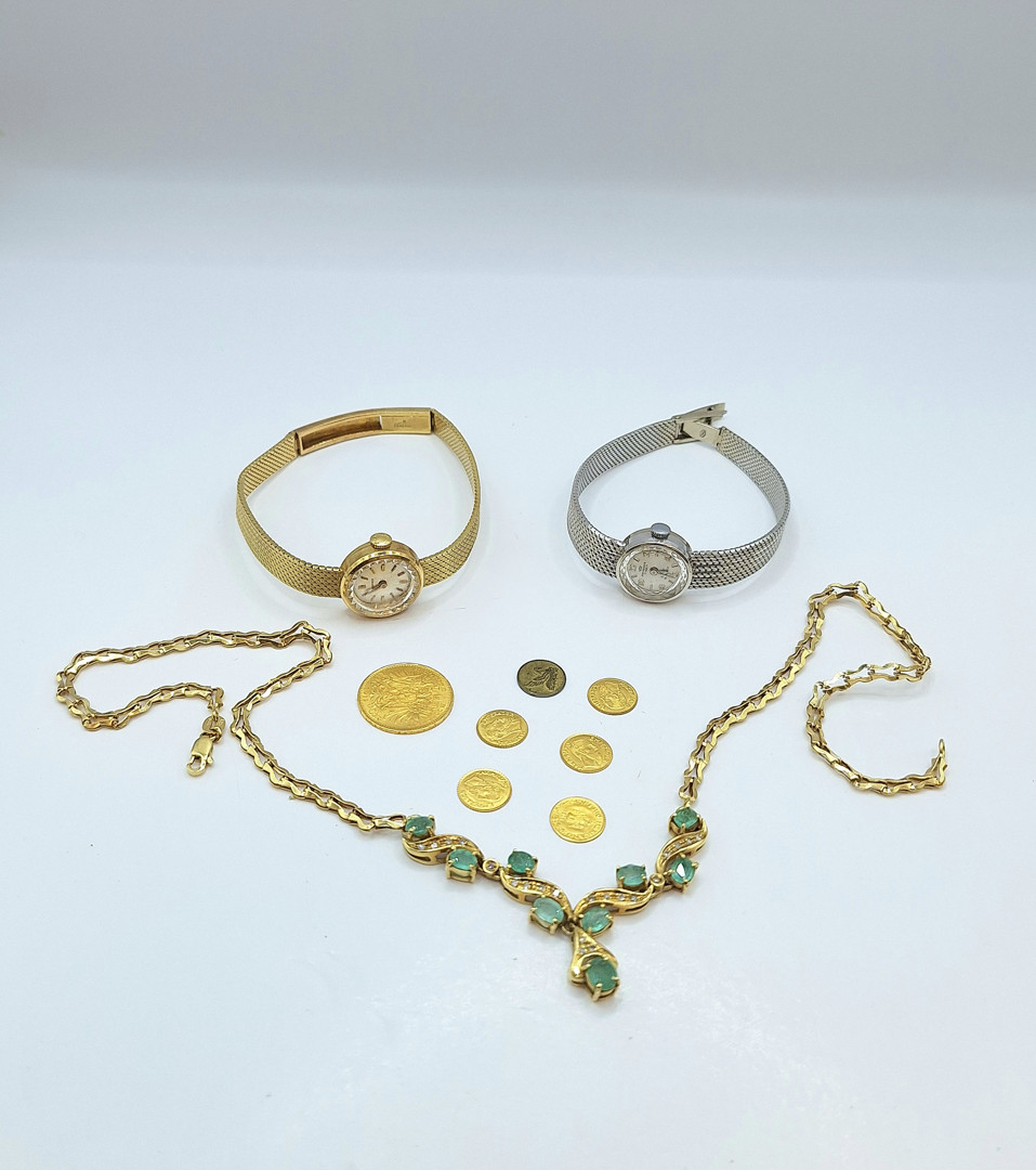 Vari oggetti in oro pietre diamanti metallo