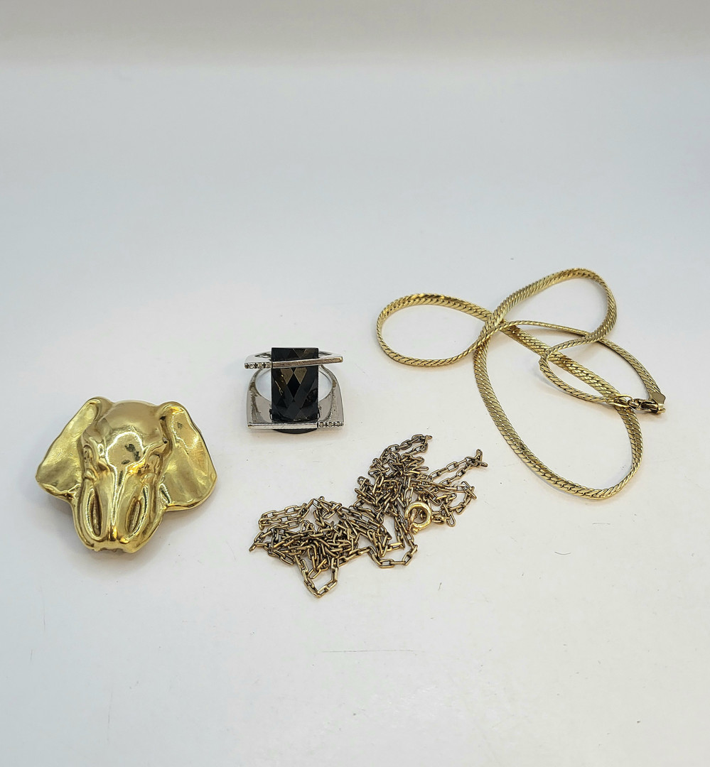 Vari oggetti oro pietre diamanti